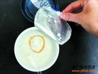 酸奶吃出避孕套引热议 食品卫生安全现状令人忧